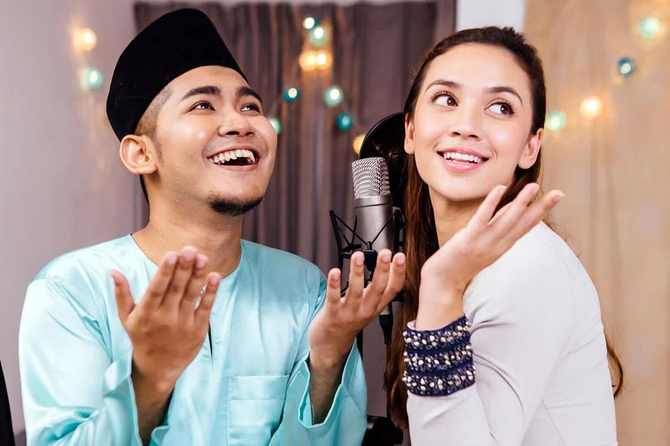 SENTIASA TERUJA DENGAN KERJASAMA: Reyza Hamizan rasa bertuah dapat mencetus idea bagi pelakon Malaysia, Diana Danielle, kembali membangun kerjaya nyanyiannya semula menerusi lagu 'cover' 'Sesuci Lebaran'. 'Cover' itu diubah suai irama lalu didendangkan bersama di YouTube. - Foto ihsan REYZA HAMIZAN