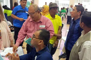 BINCANG ISU DIALOG: Dr Mohamad Maliki Osman (dua dari kanan) beramah mesra dengan para penduduk dan pemimpin akar umbi Melayu dari GRC East Coast dan SMC Fenghsan bagi membincangkan Belanjawan 2018. - Foto PERSATUAN RAKYAT