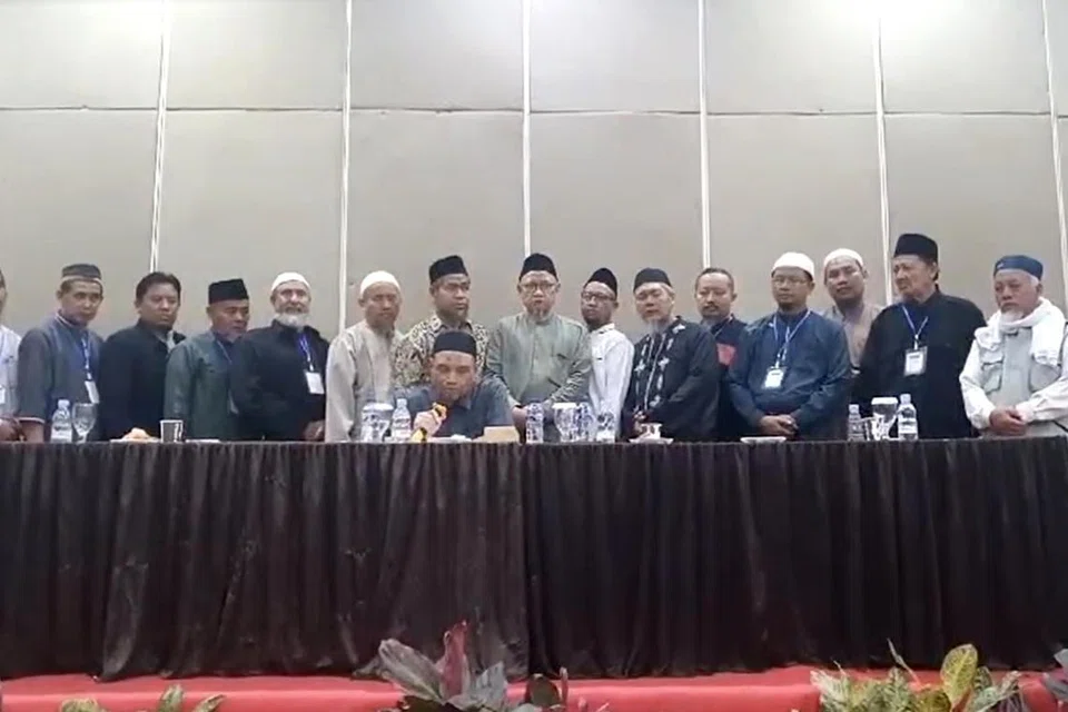 Pemimpin kanan Jemaah Islamiyah di Indonesia, Abu Rusdan (duduk), bersama ahli-ahli lain mengisytiharkan bahawa kumpulan pengganas tersebut telah dibubarkan.