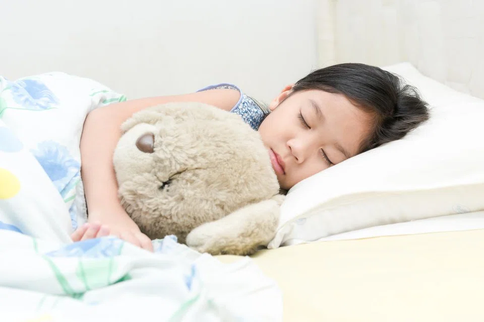 Kanak-kanak prasekolah yang lebih aktif pada waktu malam lebih berkemungkinan mengalami masalah tidur seperti kesukaran untuk tidur, terus tidur dan terjaga malam.
