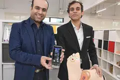 CIPTAAN AI DARI SINGAPURA: Encik Ali Y. Aladdin (kanan) dan Dr Hossein Nejati mencipta alat Pengimbas Luka Bimbit yang boleh menganalisis luka dengan menggunakan kecerdasan buatan (AI). - Foto BH oleh KHALID BABA