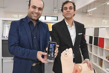 CIPTAAN AI DARI SINGAPURA: Encik Ali Y. Aladdin (kanan) dan Dr Hossein Nejati mencipta alat Pengimbas Luka Bimbit yang boleh menganalisis luka dengan menggunakan kecerdasan buatan (AI). - Foto BH oleh KHALID BABA