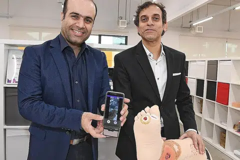 CIPTAAN AI DARI SINGAPURA: Encik Ali Y. Aladdin (kanan) dan Dr Hossein Nejati mencipta alat Pengimbas Luka Bimbit yang boleh menganalisis luka dengan menggunakan kecerdasan buatan (AI). - Foto BH oleh KHALID BABA