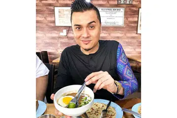 DIBERI KEPERCAYAAN: Fazley dipandang istimewa di mata Kementerian Pelancongan Taiwan sehingga dilantik sebagai duta pelancongan halal di negara itu. Merupakan tahun kedua buat Fazley, penyanyi ini menerima dengan hati terbuka peluang dan kepercayaan yang diberikan. - Foto FACEBOOK FAZLEY YAAKOB
