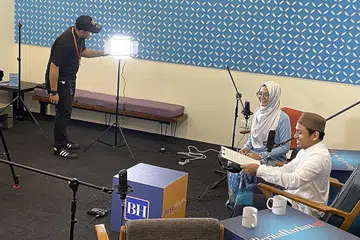 MEDIA BARU: (dari kiri) Wartawan Berita Harian (BH) Encik Fakhruradzi Ismail membuat persiapan bagi rakaman podcast BH yang menampilkan Koresponden BH Cik Shahida Sarhid dan Mufti Ustaz Dr Nazirudin Mohd Nasir. - Foto BH oleh FAKHRURADZI ISMAIL