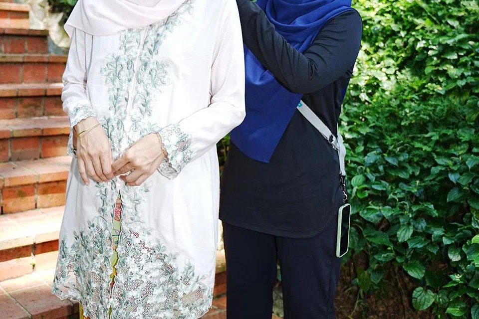Cik Hafizah Ghazali yang sedang menggayakan model dengan koleksi rayanya yang menerapkan batik, inspirasi daripada koleksi raya pertamanya 10 tahun lalu.