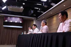 UMUM PERINCIAN: (Dari kiri) Pengarah khidmat perubatan MOH, Profesor Madya Kenneth Mak, Encik Wong, Encik Gan dan Menteri Kesihatan Ong Ye Kung di satu sidang akhbar Pasukan Bertindak Berbilang Kementerian (MTF) semalam. - Foto MCI