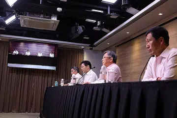 UMUM PERINCIAN: (Dari kiri) Pengarah khidmat perubatan MOH, Profesor Madya Kenneth Mak, Encik Wong, Encik Gan dan Menteri Kesihatan Ong Ye Kung di satu sidang akhbar Pasukan Bertindak Berbilang Kementerian (MTF) semalam. - Foto MCI