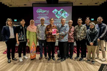 (Dari kiri) Naib presiden Yayasan Warisan Melayu (MHF) Dr Azhar Ibrahim; penulis, Encik Wan Khuzairey; naib pengerusi MHF, Cik Rahayu Buang; sasterawan tempatan, Encik Hamed Ismail; Menteri Negara (Ehwal Dalam Negeri merangkap Pembangunan Negara), Profesor Madya Dr Muhammad Faishal Ibrahim; pengerusi MHF, Dr Norshahril Saat; mantan anggota Parlimen, Encik Yatiman Yusof; dan penulis, Encik Ahalla Tsauro; Encik Ahmad Ubaidillah; Cik Suraya Suhairi; dan Encik Mohamad Tauhid bergambar bersama di majlis pelancaran buku kompilasi esei ‘Nilawarisan: Budaya, Bahasa, Sastera dan Seni Berlanggam’ pada 20 Januari.