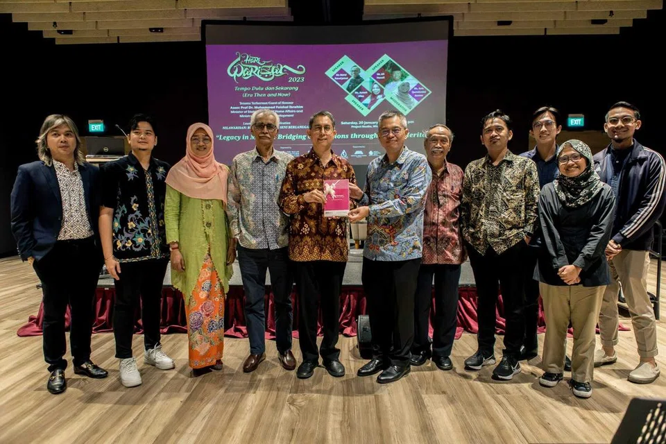 (Dari kiri) Naib presiden Yayasan Warisan Melayu (MHF) Dr Azhar Ibrahim; penulis, Encik Wan Khuzairey; naib pengerusi MHF, Cik Rahayu Buang; sasterawan tempatan, Encik Hamed Ismail; Menteri Negara (Ehwal Dalam Negeri merangkap Pembangunan Negara), Profesor Madya Dr Muhammad Faishal Ibrahim; pengerusi MHF, Dr Norshahril Saat; mantan anggota Parlimen, Encik Yatiman Yusof; dan penulis, Encik Ahalla Tsauro; Encik Ahmad Ubaidillah; Cik Suraya Suhairi; dan Encik Mohamad Tauhid bergambar bersama di majlis pelancaran buku kompilasi esei ‘Nilawarisan: Budaya, Bahasa, Sastera dan Seni Berlanggam’ pada 20 Januari.