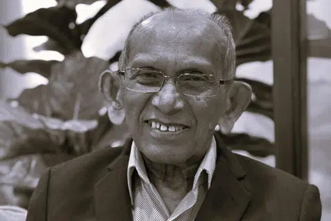 Penulis lirik tersohor, Yusnor Ef, meninggal pada pagi 16 April di Hospital Besar Sengkang pada 2 pagi.
