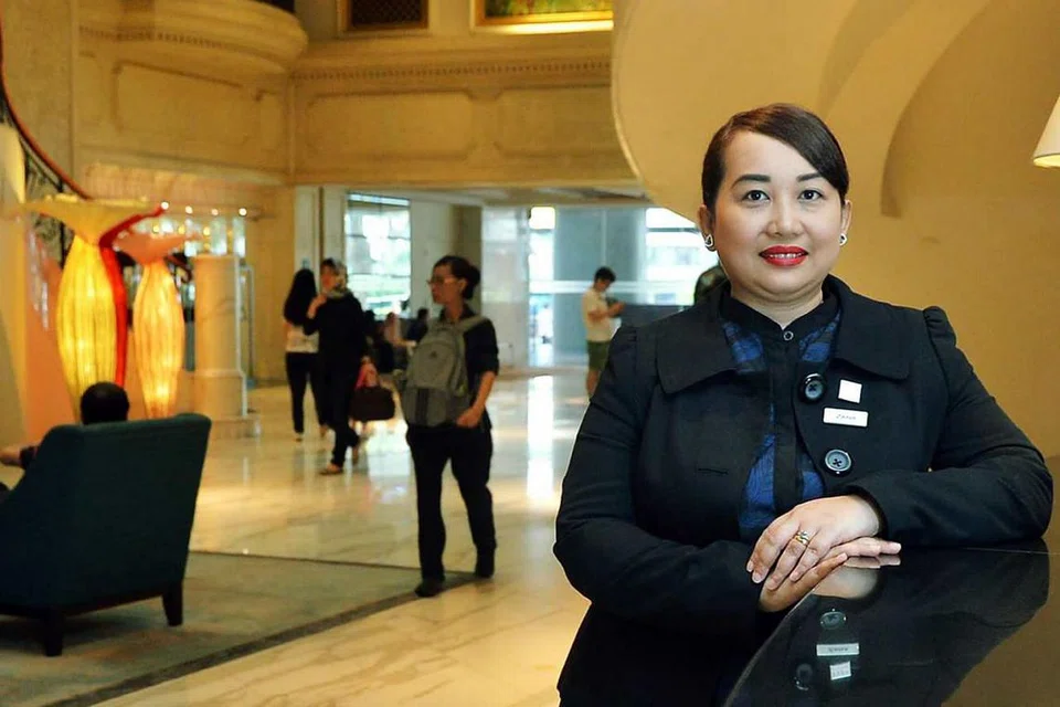 SEDIA HADAPI CABARAN BARU: Sikap Cik Rozanah mendorong majikannya menaikkan pangkatnya daripada Pegawai Pendapatan kepada Pengurus Pembangunan Perniagaan dalam masa lima tahun. - Foto KHALID BABA