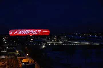 SATU PENGHORMATAN: Allianz Arena yang juga stadium Bayern Munich di Jerman menyalakan lampu dengan ungkapan, ‘Terima Kasih Franz’ sebagai penghormatan kepada pemain bola sepak legenda, Franz Beckenbauer, yang meninggal dunia pada 8 Januari.