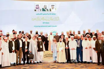 NILAI KESEDERHANAAN: Para peserta bergambar beramai-ramai sempena persidangan antarabangsa selama dua hari yang dihadiri sekitar 150 ulama terkemuka, mufti, pemimpin agama dan pemikir dari 85 negara.
