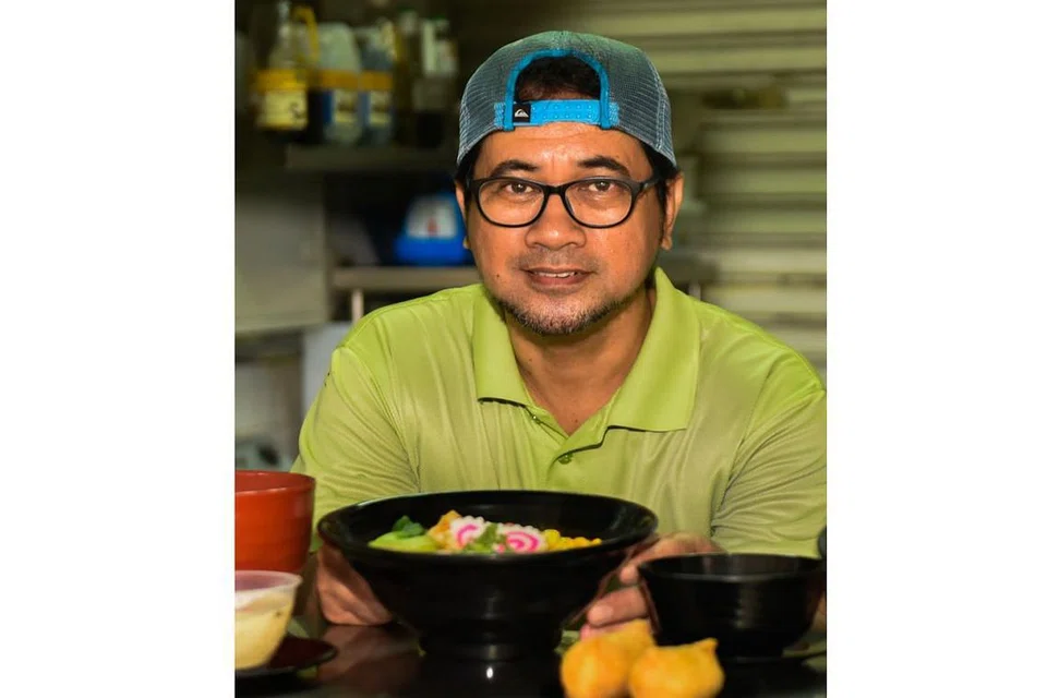 FIKIR STRATEGI BARU: Encik Ramli rancang mempertimbang strategi seperti khidmat penghantaran makanan jika lebih ramai orang elak keluar rumah. - Foto fail