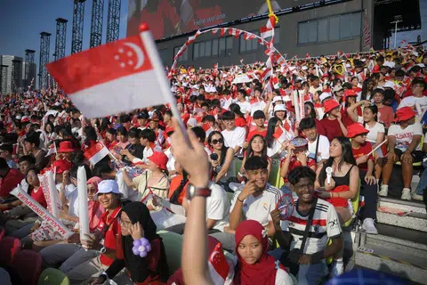 Rakyat Singapura menyambut Hari Kebangsaan bersama tidak kira kaum atau agama.