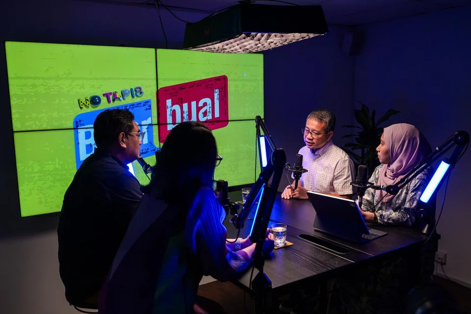 Menteri Kebudayaan, Masyarakat dan Belia, Encik Edwin Tong (dua dari kanan), mengulas keprihatinan penduduk GRC East Coast semasa menghadiri podcast ‘Berita Harian (BH) – BHerbual NoTapis’ pada 14 April, yang dihoskan bersama oleh Editor Berita, Encik Nazri Hadi Saparin (kiri), dan Koresponden Cik Nur Fathin Awalludin (kanan). Turut hadir adalah muka baru Parti Tindakan Rakyat (PAP), Cik Hazlina Abdul Halim.