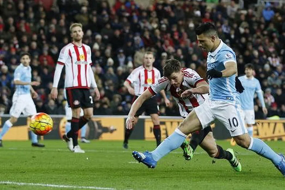 Sergio Aguero (nombor 10) menjaringkan gol tunggal Manchester City untuk mengalahkan Sunderland di Stadium of Light pada Selasa, 2 Feb. Gambar REUTERS 