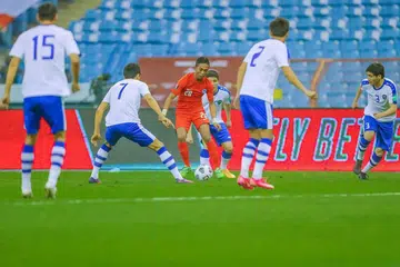 LAWAN TERLALU KUAT: Pemain Singapura Shawal Anuar dikelilingi pemain Uzbekistan dalam perlawanan di Stadium Antarabangsa Raja Fadh di Riyadh, Arab Saudi, awal pagi semalam. Singapura tewas 0-5. - Foto FAS