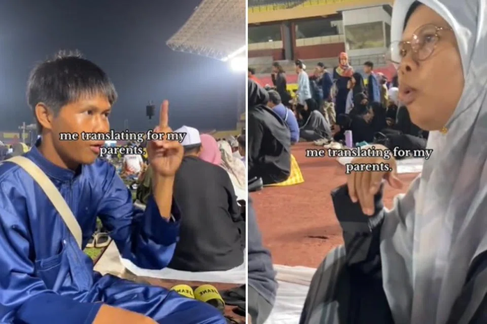 Muhammad Nabil Mohd Nazrol, 17 tahun kelihatan menterjemahkan satu ceramah agama di Stadium Hang Jebat, di Melaka kepada bahasa isyarat untuk ibu bapanya yang bisu dan pekak.
