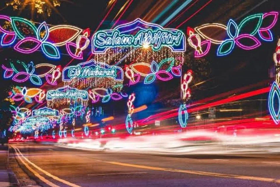 GEYLANG SERAI BERMANDI CAHAYA: Jalan raya sepanjang 2.25 kilometer dari Sims Avenue ke Changi Road diserikan dengan hiasan lampu berwarna-warni yang bertemakan 'Mendalami Semangat Kampung Kita' sejak Mei lalu. - Foto HAXIXQ