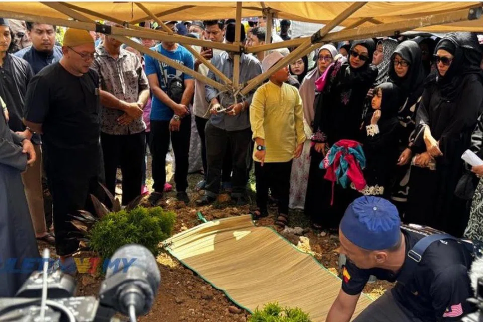 Allahyarham Jay Jay dikebumikan di Tanah Perkuburan Islam Bukit Tandang, Subang Jaya pada 11.15 pagi.