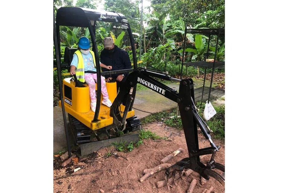SERONOK: Aktiviti yang bertemakan pembinaan di Diggersite. - Foto DIGGERSITE