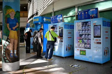 AGIH PELITUP: Pada Jun dan Julai lalu, Yayasan Temasek telah mengagihkan pelitup melalui sekitar 1,200 mesin layan diri yang diletakkan di beberapa tempat. Kali ini ia boleh diambil dari mesin-mesin layan diri juga yang akan disediakan selama dua minggu dari 21 September hingga 4 Oktober. - Foto fail