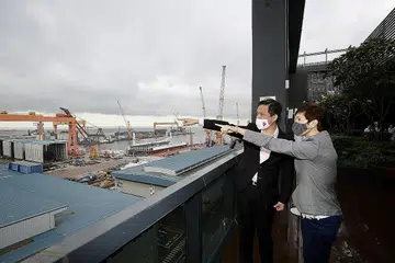 LAKUKAN LAWATAN: Encik Chan Chun Sing dan Cik Josephine Teo melakukan lawatan ke Sembcorp Marine semalam. Di akhir lawatan itu, mereka memberikan maklumat terkini tentang peluang pekerjaan dan latihan yang sedia ada di dalam sektor perkilangan, termasuk sektor marin dan luar pesisir. - Foto ZAOBAO