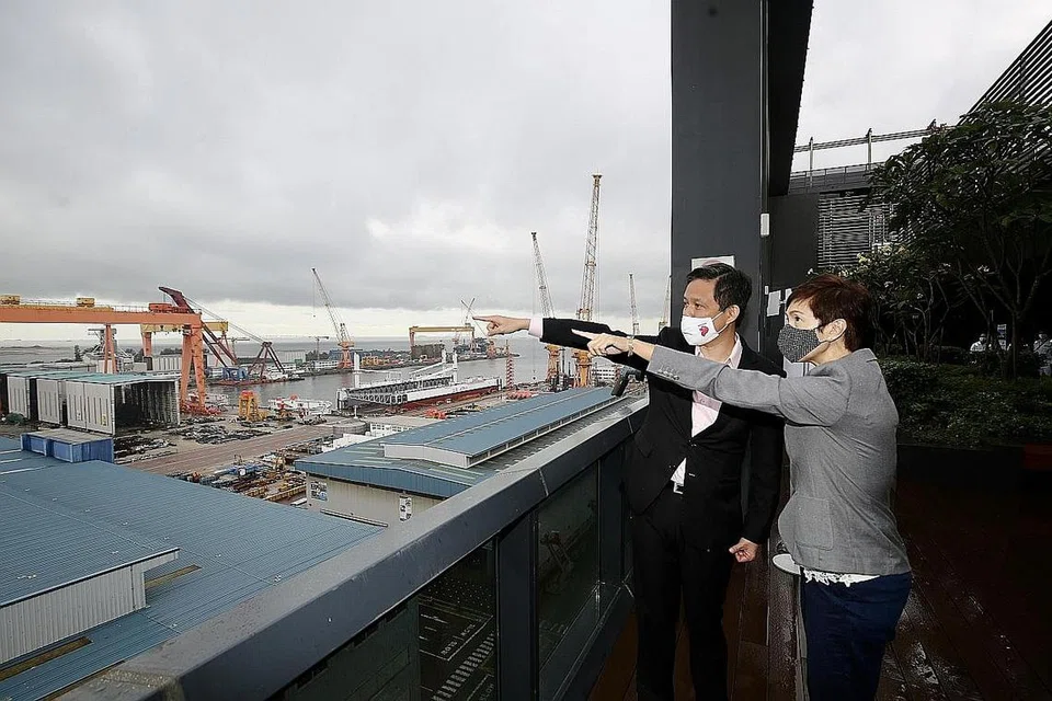 LAKUKAN LAWATAN: Encik Chan Chun Sing dan Cik Josephine Teo melakukan lawatan ke Sembcorp Marine semalam. Di akhir lawatan itu, mereka memberikan maklumat terkini tentang peluang pekerjaan dan latihan yang sedia ada di dalam sektor perkilangan, termasuk sektor marin dan luar pesisir. - Foto ZAOBAO