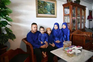 Projek DIAN@M³ : Projek DIAN@M³ boleh memainkan peranan bagi membimbing keluarga-keluarga Melayu kita di flat-flat sewa mengorak langkah bagi memperkasa diri dan keluarga untuk bersiap sedia dinilai sebagai bersedia memiliki rumah sendiri secepat mungkin seperti yang nikmati oleh keluarga Encik Imran Mohd Ali. - Foto BH oleh ARIFFIN JAMAR 