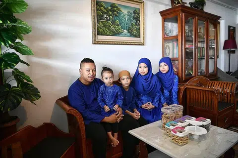 Projek DIAN@M³ : Projek DIAN@M³ boleh memainkan peranan bagi membimbing keluarga-keluarga Melayu kita di flat-flat sewa mengorak langkah bagi memperkasa diri dan keluarga untuk bersiap sedia dinilai sebagai bersedia memiliki rumah sendiri secepat mungkin seperti yang nikmati oleh keluarga Encik Imran Mohd Ali. - Foto BH oleh ARIFFIN JAMAR 