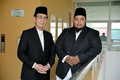 INGIN MEMAIN PERANAN: Ustaz Mokson (kiri) dan Ustaz Ziyaudeen berharap dapat memainkan peranan menentukan asatizah di Singapura mengajar agama dalam konteks yang selaras dengan masyarakat berbilang bangsa dan agama di sini. - Foto M.O. SALLEH
