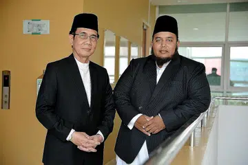 INGIN MEMAIN PERANAN: Ustaz Mokson (kiri) dan Ustaz Ziyaudeen berharap dapat memainkan peranan menentukan asatizah di Singapura mengajar agama dalam konteks yang selaras dengan masyarakat berbilang bangsa dan agama di sini. - Foto M.O. SALLEH