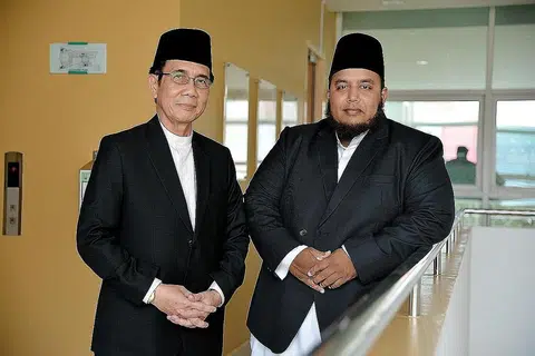 INGIN MEMAIN PERANAN: Ustaz Mokson (kiri) dan Ustaz Ziyaudeen berharap dapat memainkan peranan menentukan asatizah di Singapura mengajar agama dalam konteks yang selaras dengan masyarakat berbilang bangsa dan agama di sini. - Foto M.O. SALLEH