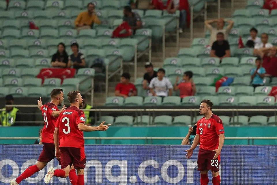 TUNGGU BERITA BAIK: Shaqiri (paling kanan) menyambut golnya bersama rakan sepasukan dalam kemenangan 3-1 Switzerland ke atas Italy di Baku, Azerbaijian kelmarin. - Foto EPA-EFE