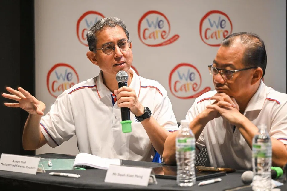 Profesor Faishal (kiri) bersama Encik Seah.