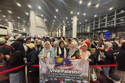 Orang ramai memenuhi balai ketibaan di Lapangan Terbang Antarabangsa Kuala Lumpur (KLIA) pada 7 Oktober lalu untuk menyambut kepulangan sukarelawan Malaysia yang menyertai misi kemanusiaan Global Sumud Flotilla (GSF) ke Gaza, Palestin.
