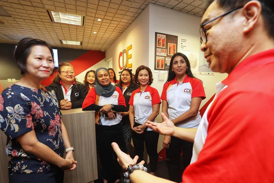 BERINTERAKSI: Cik Gan Siow Huang (kiri) beramah mesra dengan pewawancara CDEConnect.