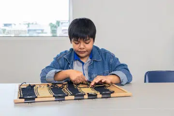 Klien Persatuan Golongan Kurang Daya Intelek Singapura (Minds), yang hanya ingin dikenali sebagai Cik Halidah, adalah antara individu yang terlibat dalam menghasilkan koleksi beg makrami atau ‘macrame interwoven’ iaitu kaedah pintalan bersama jenama fesyen, Bound Designs. 
