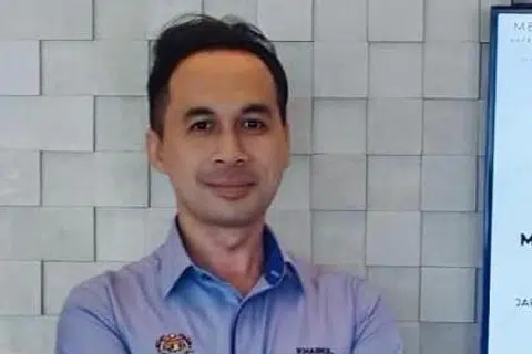 Dasar bekerja dari rumah memberi kelebihan buat penjawat awam, Encik Mohd Khairul Izhar Jasmani, 41 tahun, yang dapat menjimatkan sehingga RM600 ($193) sebulan untuk kos petrol dan tol untuk berulang-alik dari rumahnya di Senawang, Negeri Sembilan, ke tempat kerja di Putrajaya. 