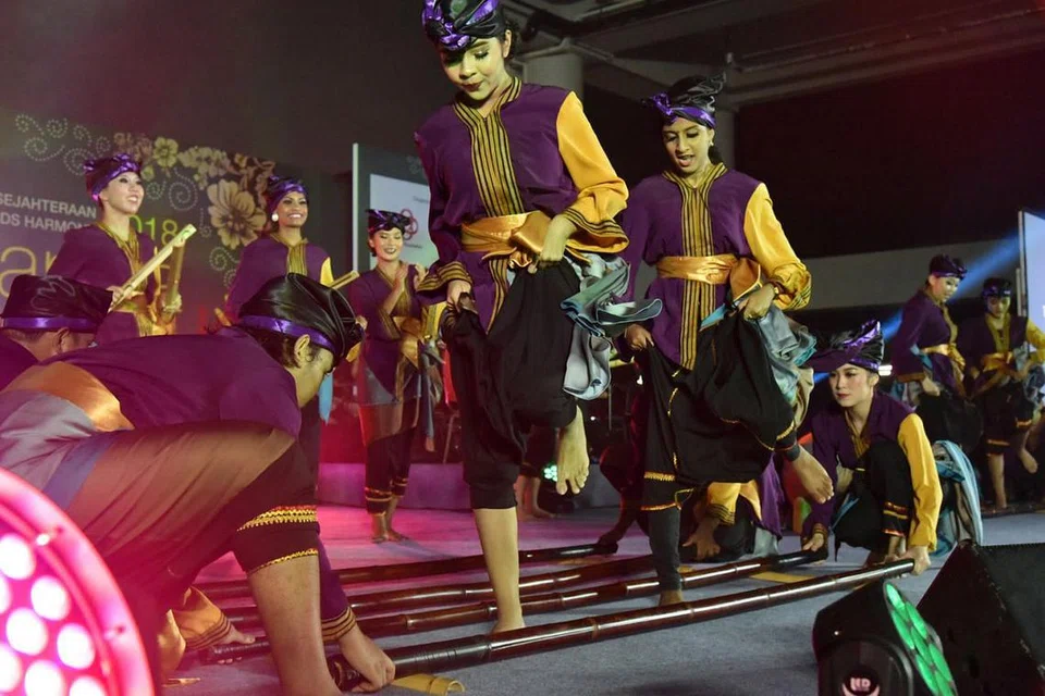 MESEJ MEMBINA: Mesej-mesej mengenai penting mengamalkan sikap saling hormat menghormati, kerjasama berbilang kaum dan menghargai sejarah demi meneruskan langkah yang lebih bermakna disampaikan secara lembut dan berseni, menerusi penderitaan watak utama datuk dan cucu, syair, dikir barat, tarian (atas), pencak silat dan lagu-lagu Melayu tradisional. - Foto PERSATUAN RAKYAT