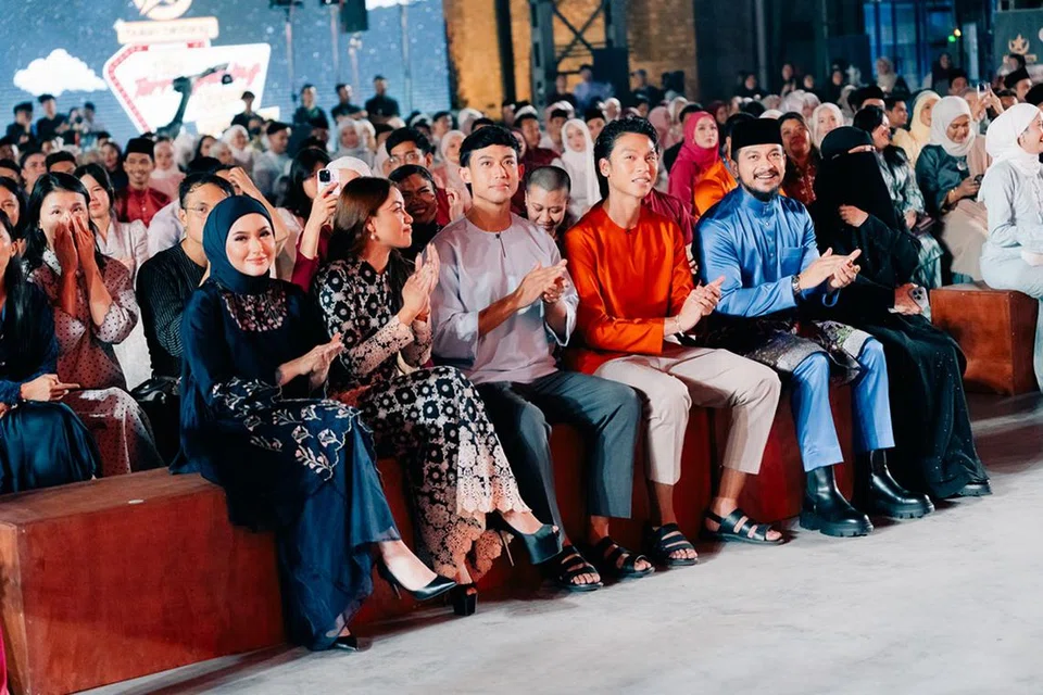 Antara barisan duta Bulan Bintang yang dilantik bagi 2024 termasuk (dari kiri) Hannah Delisha, Daiyan Trisha, Mierul Aiman, Nadhir Nasar dan Shukri Yahaya.