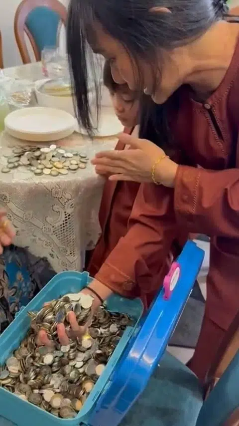Giliran anak saudara Cik Fidyana Ain Hasan untuk mendapatkan duit raya.