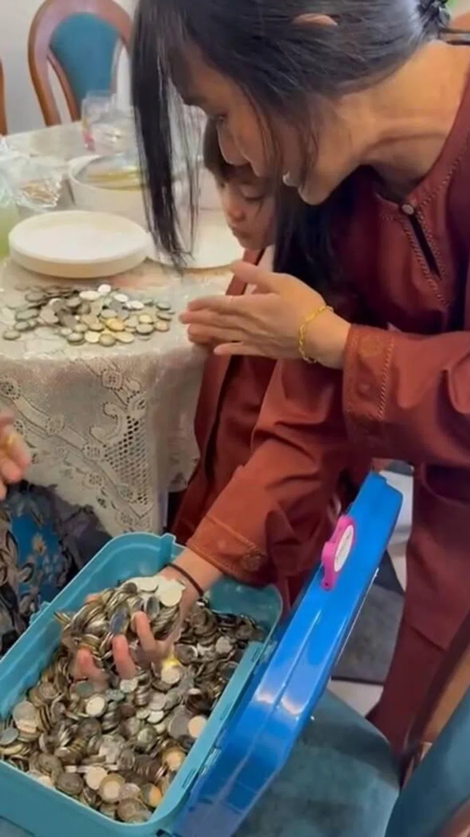 Giliran anak saudara Cik Fidyana Ain Hasan untuk mendapatkan duit raya.