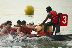 JUARA: Perlumbaan bot naga kategori terbuka dimenangi oleh NTU, yang mencatat masa 48.365 saat. - Foto DBS BANK