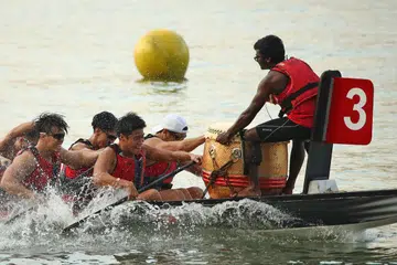 JUARA: Perlumbaan bot naga kategori terbuka dimenangi oleh NTU, yang mencatat masa 48.365 saat. - Foto DBS BANK