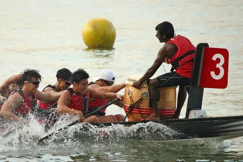 JUARA: Perlumbaan bot naga kategori terbuka dimenangi oleh NTU, yang mencatat masa 48.365 saat. - Foto DBS BANK