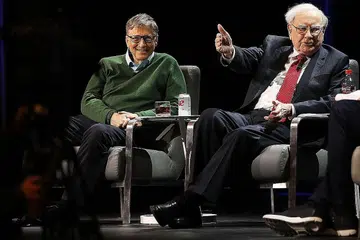 MANUSIA PERTAMA DAN KEDUA TERKAYA DI DUNIA: Berdasarkan senarai Forbes, Encik Bill Gates (kiri) mempunyai harta sebanyak AS$86 bilion ($120 bilion), manakala kekayaan Encik Warren Buffett pula adalah sebanyak AS$75.6 bilion. - Foto AFP