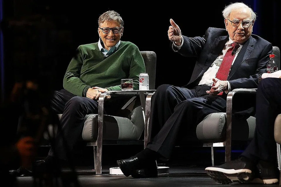 MANUSIA PERTAMA DAN KEDUA TERKAYA DI DUNIA: Berdasarkan senarai Forbes, Encik Bill Gates (kiri) mempunyai harta sebanyak AS$86 bilion ($120 bilion), manakala kekayaan Encik Warren Buffett pula adalah sebanyak AS$75.6 bilion. - Foto AFP